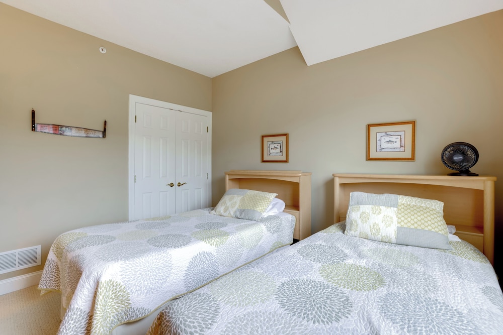 < Half-mi to Lake: Townhome w/ Hot Tub in Mchenry!