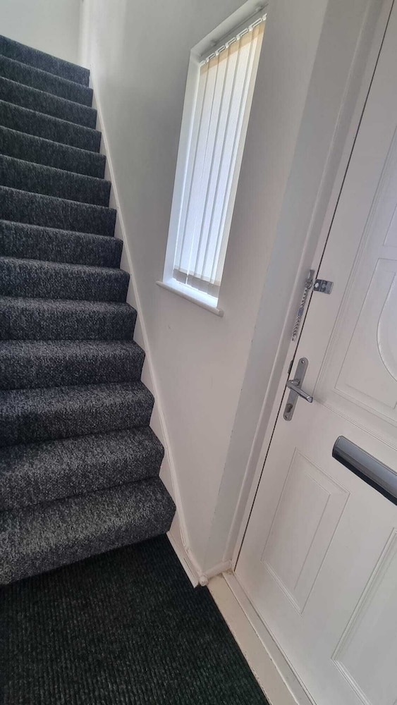 Doncaster-house-sleeps8-parking-garden