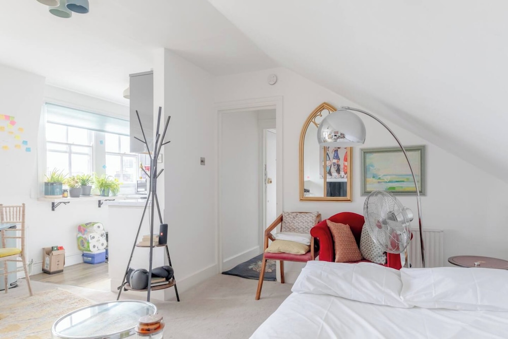 Top Floor 1BD Flat With Balcony - Ladbroke Grove