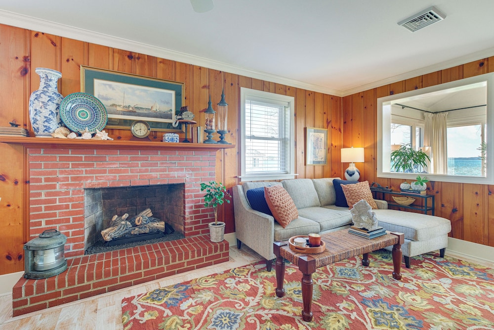 Hot Tub & Dock: Riverfront Cottage in Deltaville