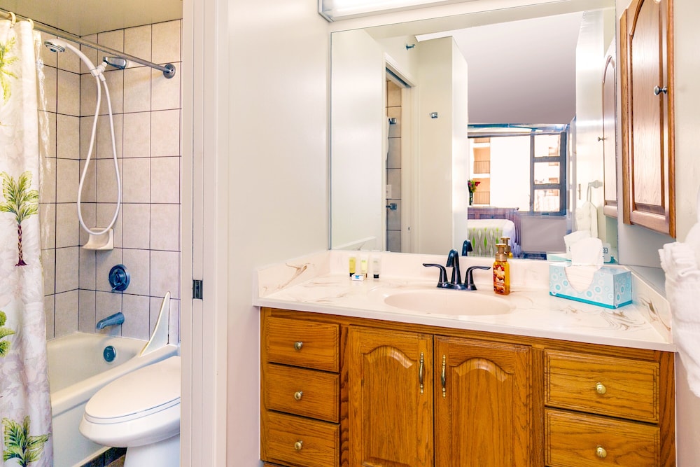 High Floor Ocean View Condo (King Bed and Parking): bathroom photo