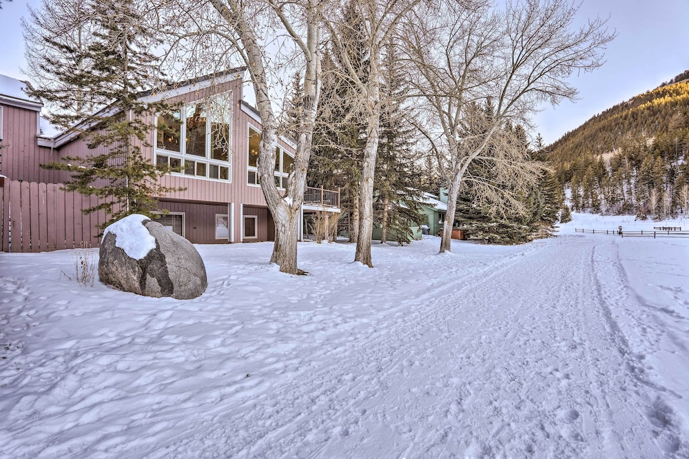 Charming Mtn Home on Golf Course ~ 4 Mi to Slopes! view 5