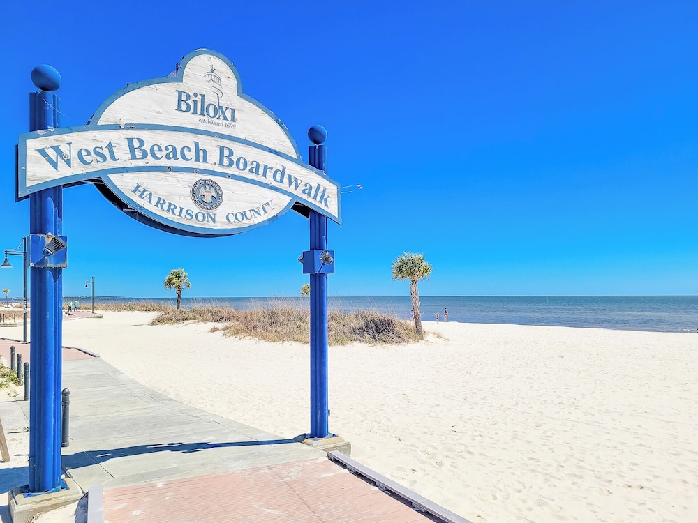 Stylish, Brand NEW 3 Bed Cottage, Beach Front, DOG Friendly!