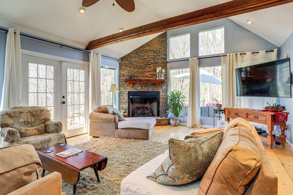 Large Deck: Luxe 6-acre Retreat in Dahlonega!