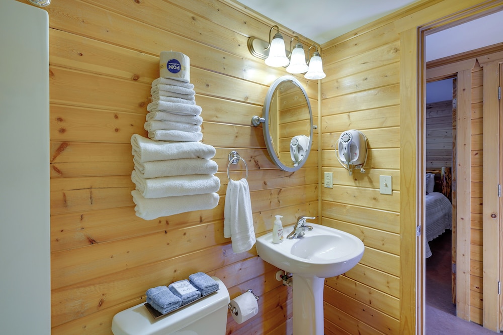 Cozy Columbia Cabin w/ Shared Lake Dock! view 4