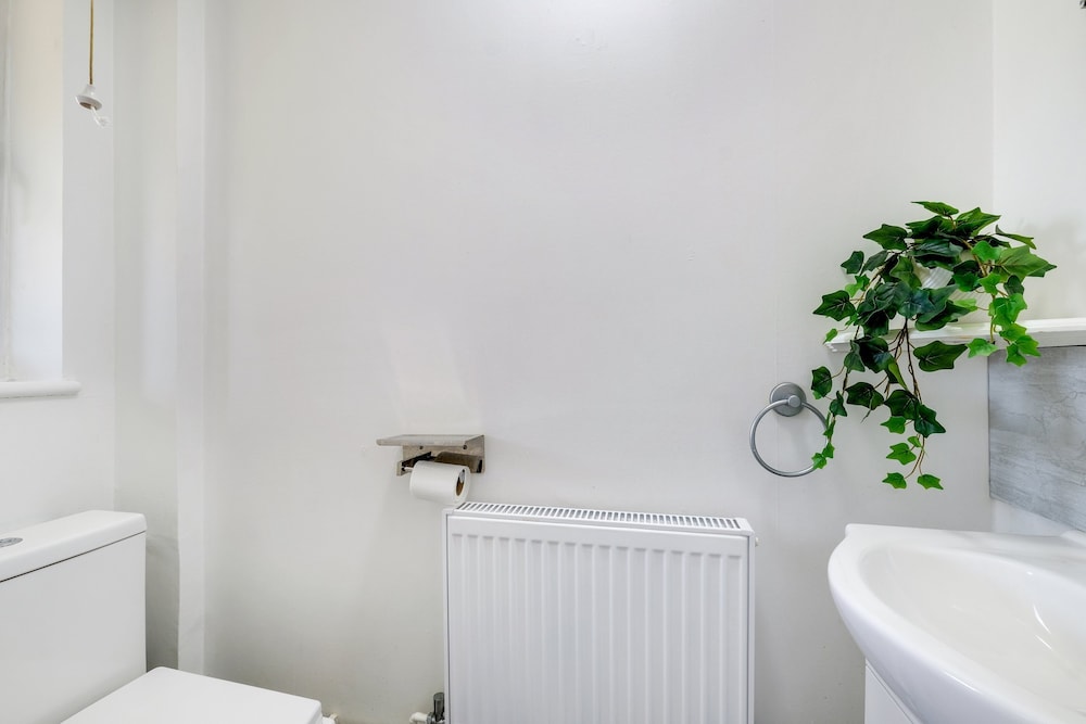 Sharp Close 4 Bedroom 2 Bath - Aylesbury