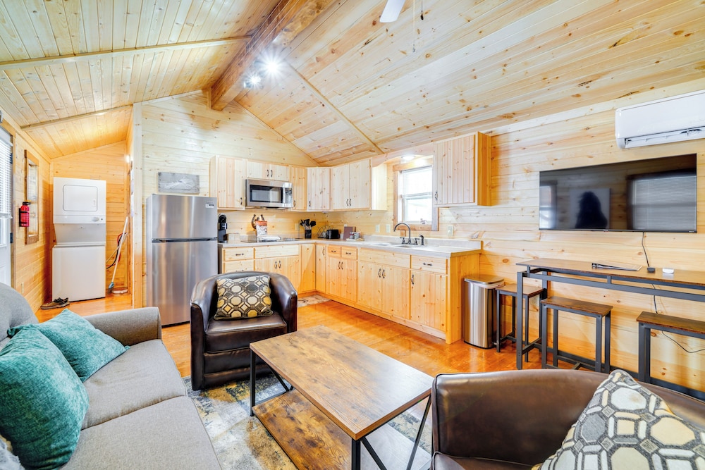 La Grange Cabin on a Racehorse Farm w/ Pond Views!