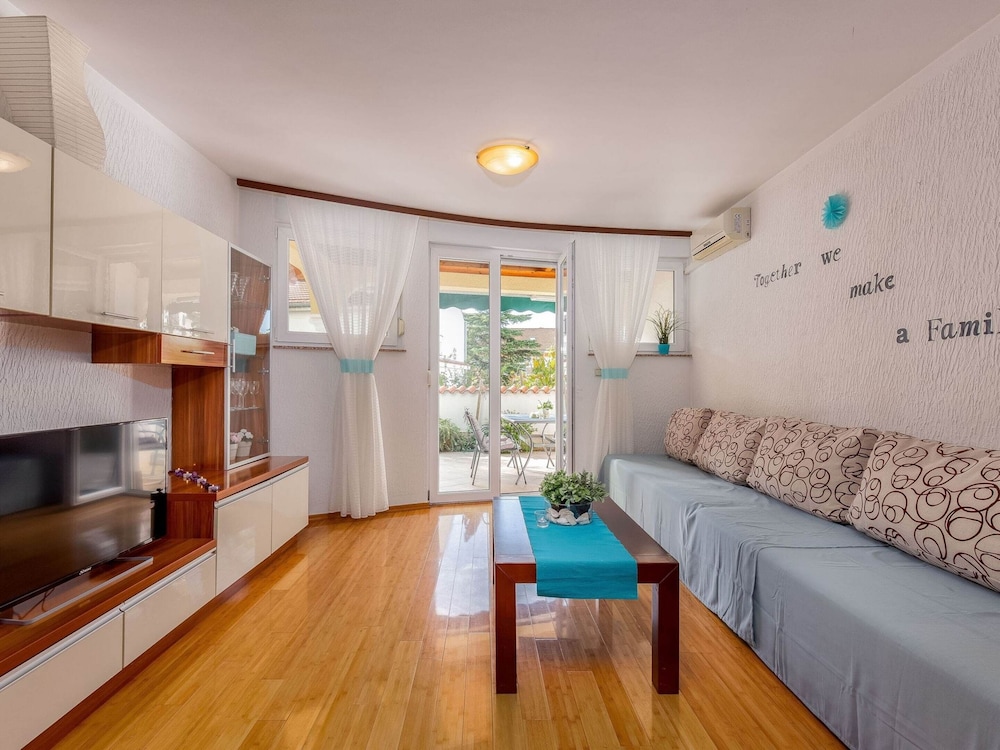 Lovely Apartment with Covered Terrace & Hot Tub view 5