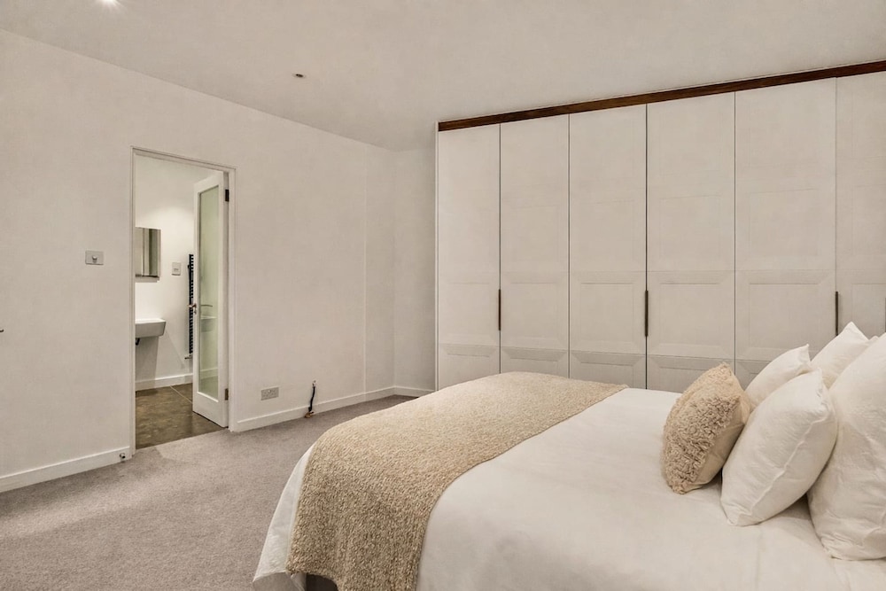 London Mews Home w Glass Atrium Terrace