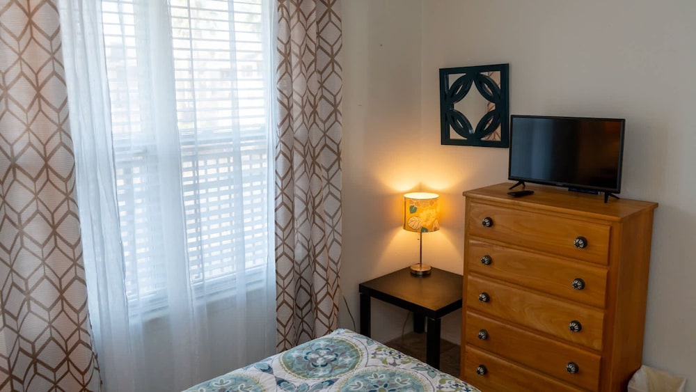 Cozy Family Retreat Steps To Beach Pool / Hot 2 Bedroom Apts