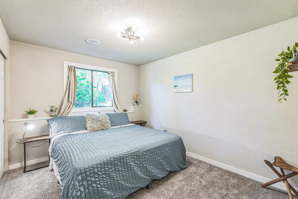 Modern Forest Escape Near Hikes & Lake 6 Bedroom Home