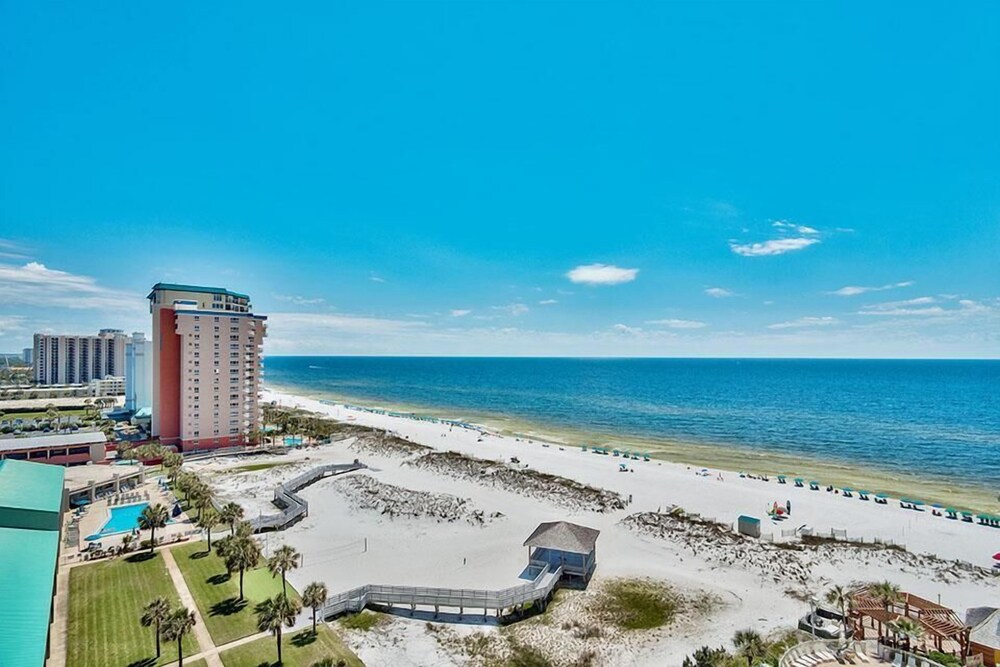 PELICAN BEACH 1216 2 Bedroom Holiday Home by Five Star Properties