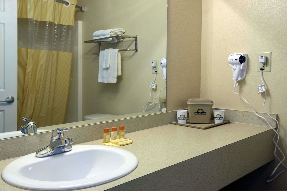 Days Inn by Wyndham Centre - Property Image 5
