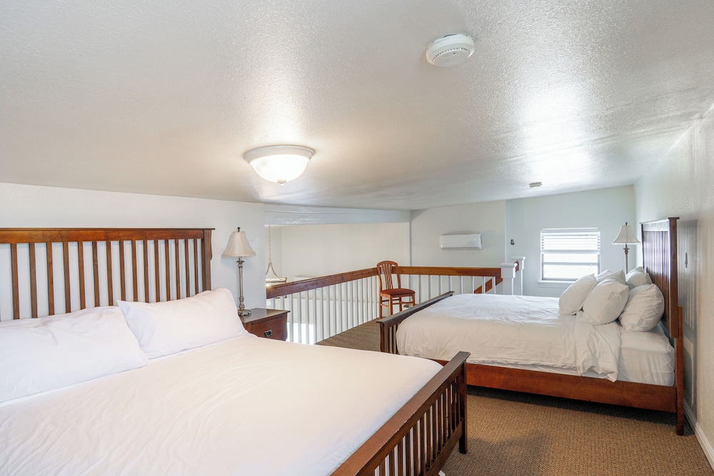 Road Creek Inn