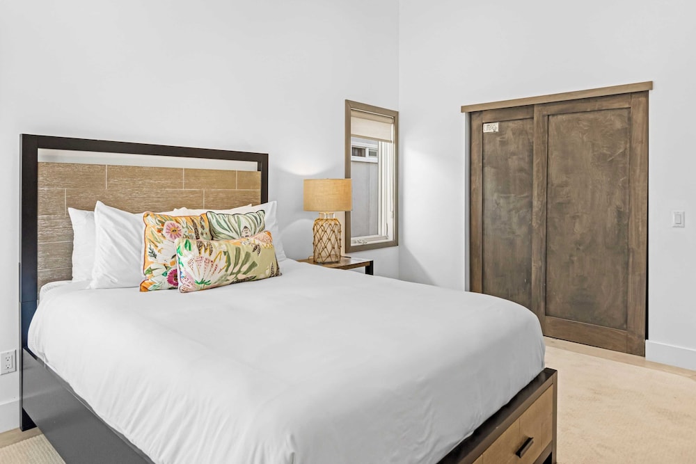 200 East Balboa Oceanview Rooftop Steps to Sand, Pier, Boardwalk & Dining