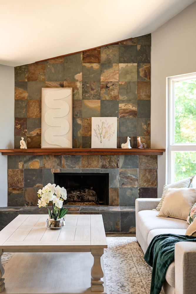 Mountain View Family Retreat w Game Room Scenic Decks