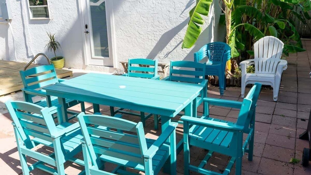 Fun Retro Island Vibe Sleeps 17 Beach 1 Block 4 Bedroom Home