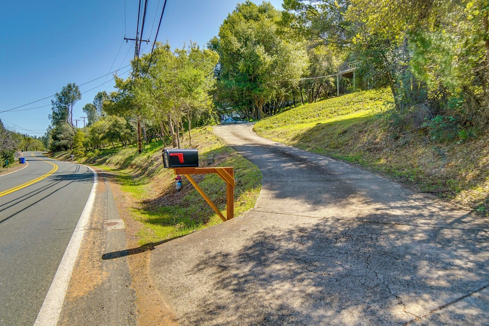 2 Mi to Clear Lake Access: Norcal Getaway