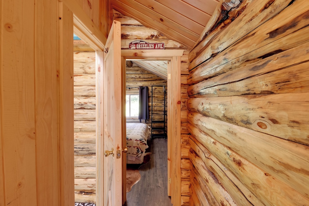 Mcgregor Lake Access: Cabin in Wooded Wilderness