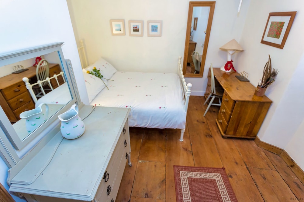 Braunton Magnolia Cottage 3 Bedrooms view 2