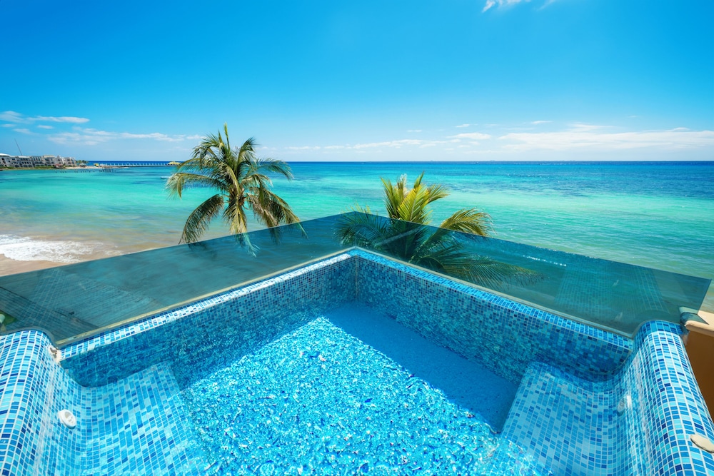 Luxury Beachfront Condo 3 BR - El Faro Ref 301
