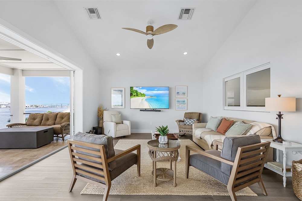 319 Bay & Beach Blessings: Pool Home W/ Water Views! 4 Bedroom Home