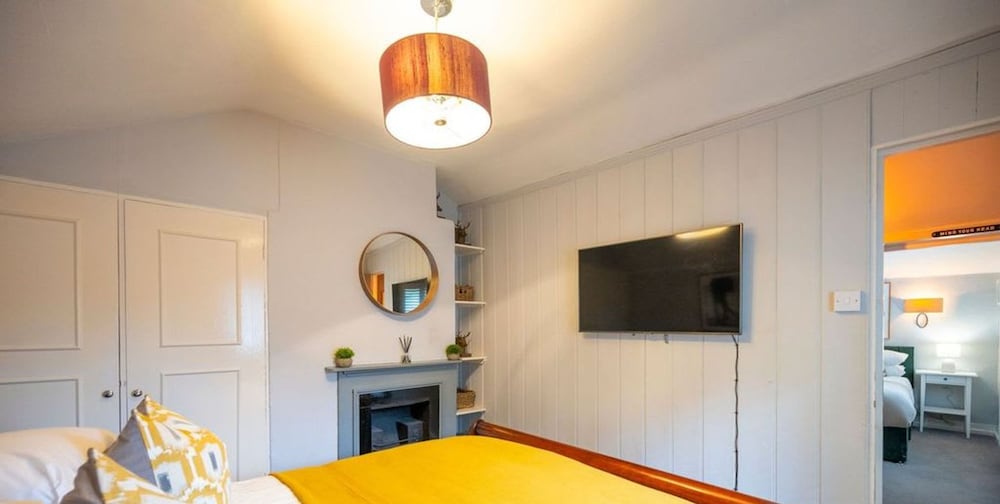 Mills Cottage - Cosy 2 Bedroom Cottage - Parking view 4