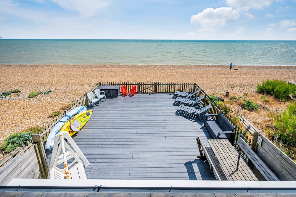 Family Beachfront House With 2 Kayaks Sleeps 10 view 3