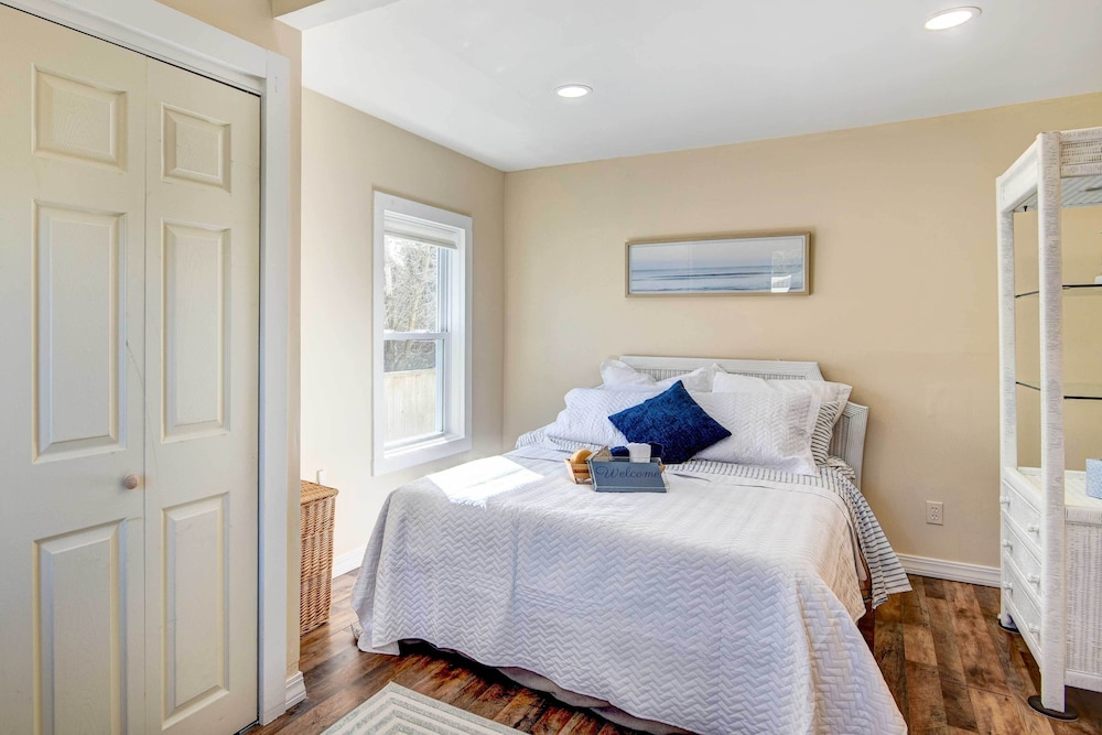 Beautiful Portsmouth Cottage By the Sea w/ Jacuzzi