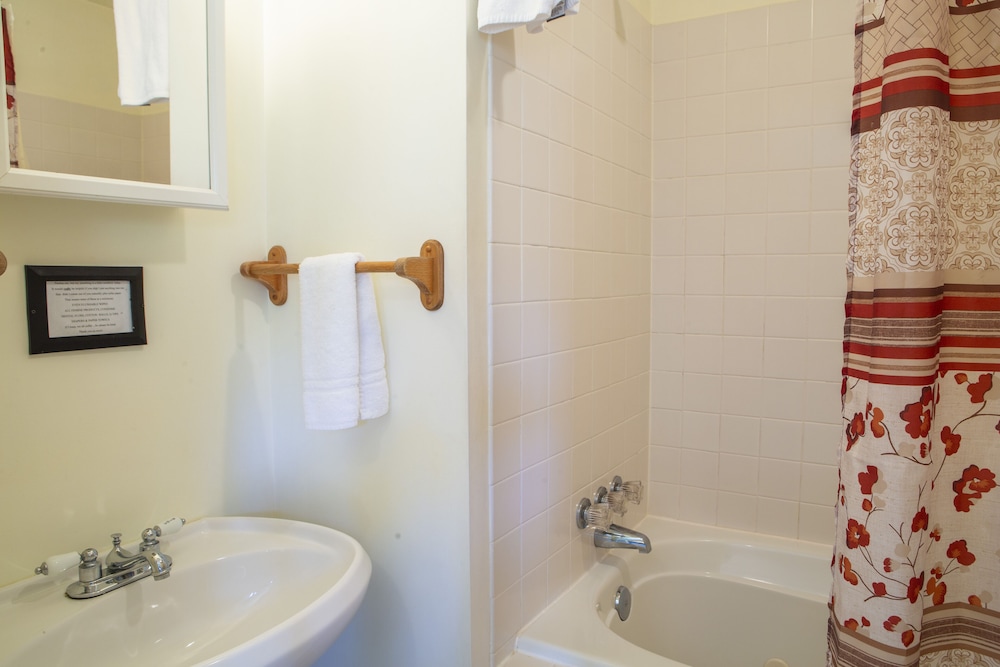 The Chimney Rock Inn & Cottages
