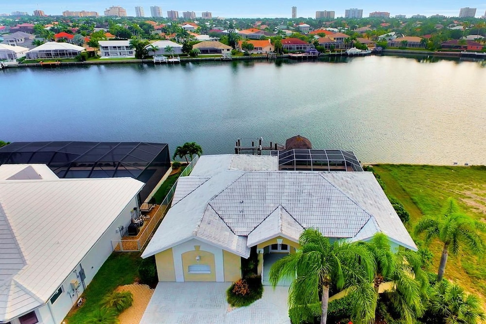 BE324 4 Bedroom Holiday Home by Marco Naples Vacation Homes