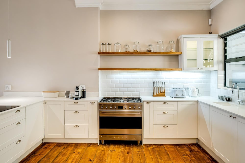 Camps Bay 4bed Villa w Pool Luxe on Central