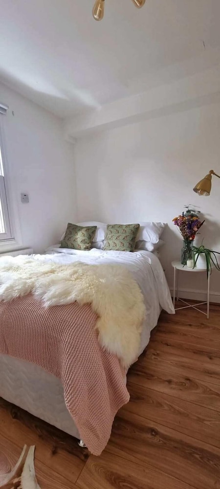 Stylish 3 Bedroom Townhouse in Brockley With Large Garden