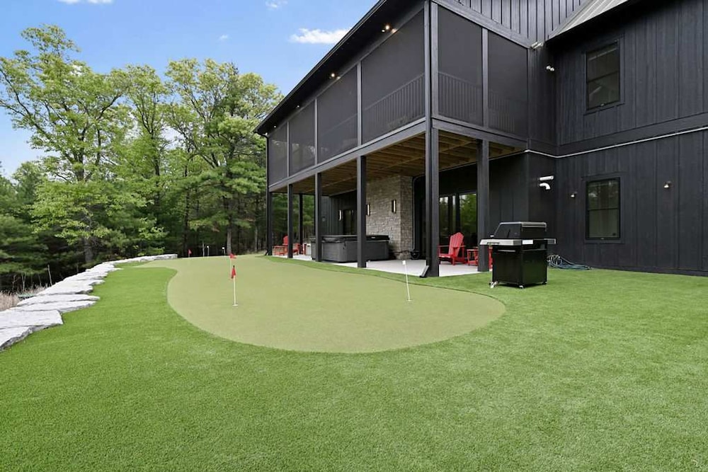 6BR Sand Valley Lodge With Hot Tub Bar Putting Green