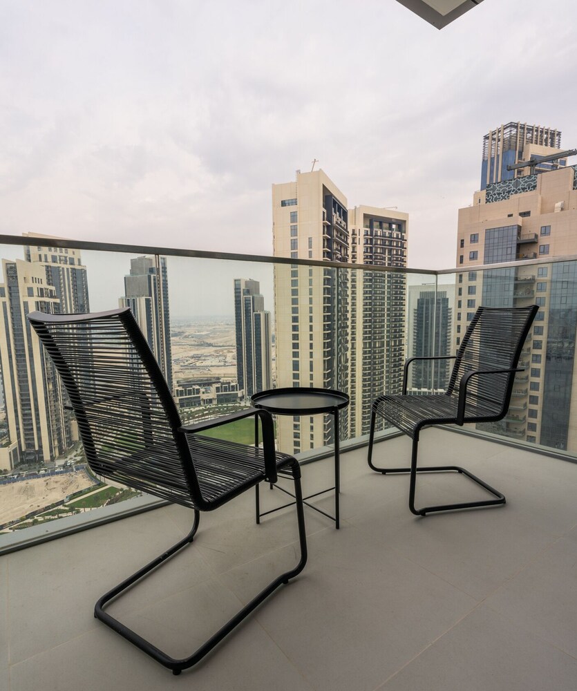 Aya - Elegant 1BR Apartment With Balcony and Creek Views photo 4