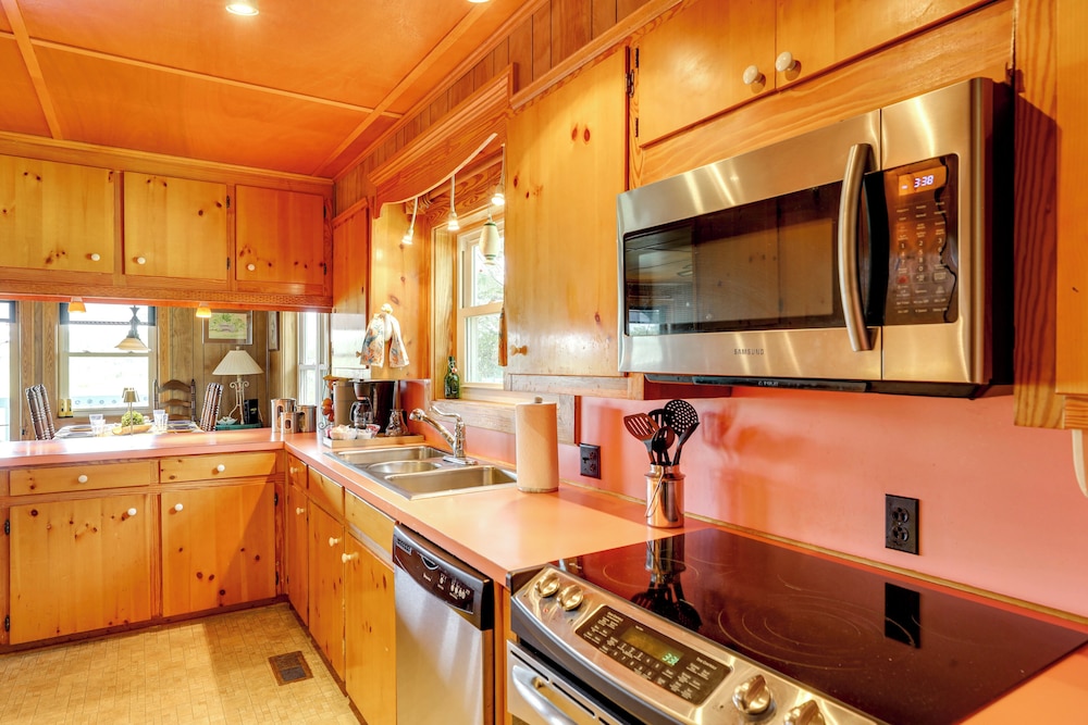 Spacious Riverfront Cottage w/ Dock in Green Pond!