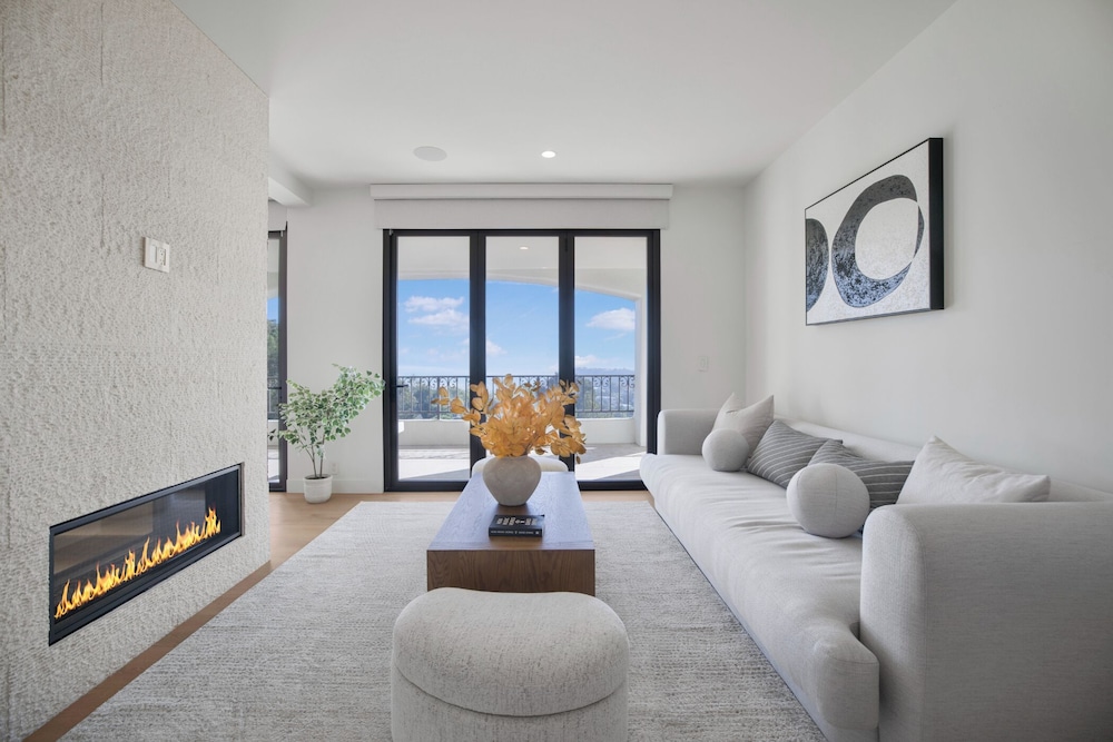 Villa Solea - Mulholland Retreat w/ Pool, Spa & Iconic LA Views