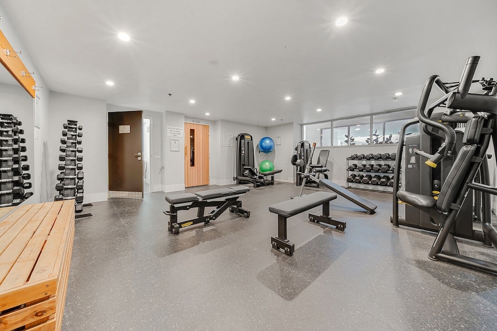 Spacious Apartment With Gym & Pool Access