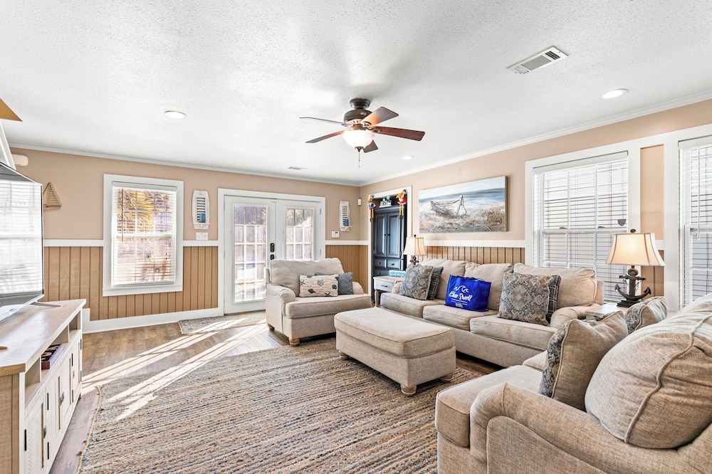 Just Beachy 3BR Dog-friendly Townhouse Near Beaches & Attractions!
