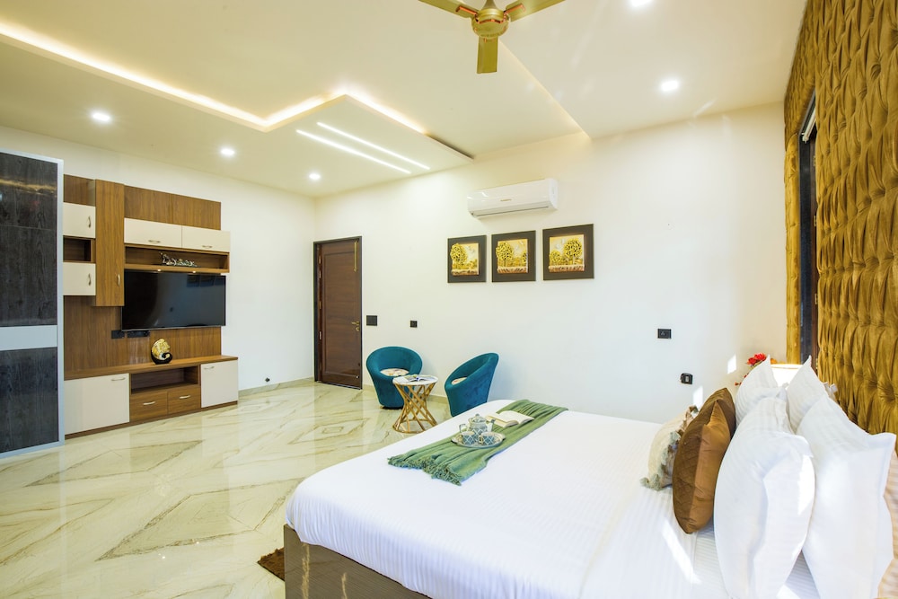 ELIVAAS Ivory Estate Pet-friendly Farm