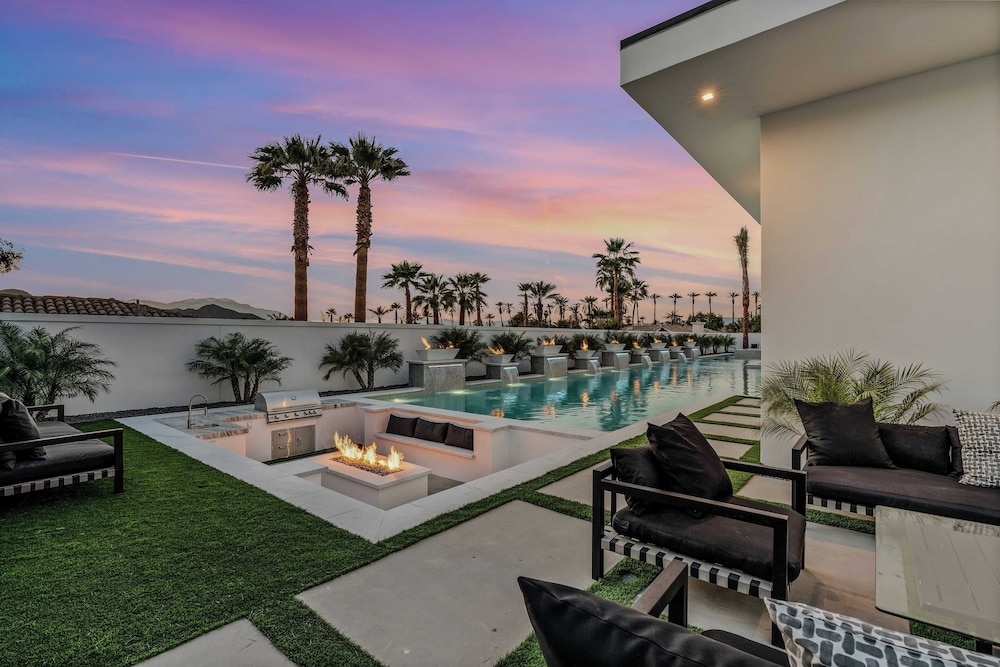 Sleeps 31 2 Luxury Villas w/ Pool + Spa, Putting Green Bravo by Avantstay