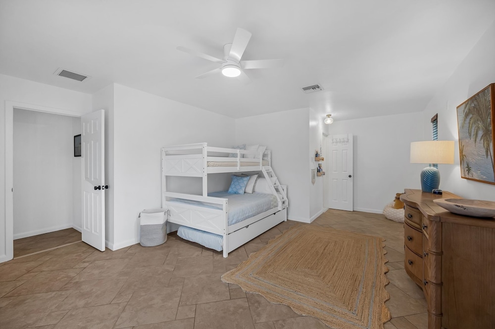 Naples Henrie Hideaway - Private Pool, Pet Friendly 12 Mins From Beach & Downtown 3 Bedroom Home