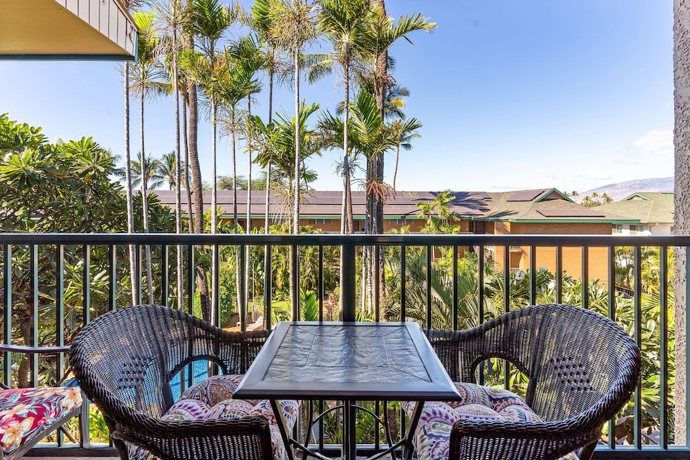 Kalama Terrace P-307 - 3rd-floor Walkup, 7 min Walk to Charley Young Beach, AC!