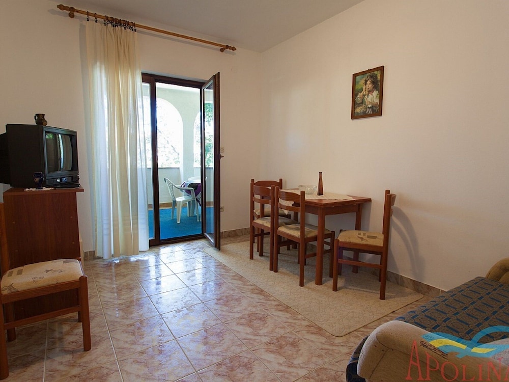 Spacious Apartment With Terrace & Garden Grill view 4