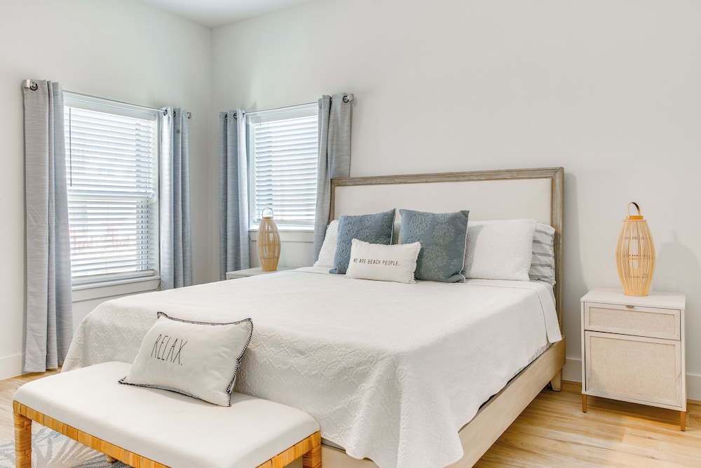 1 Block to Beach: South Padre Island Paradise!