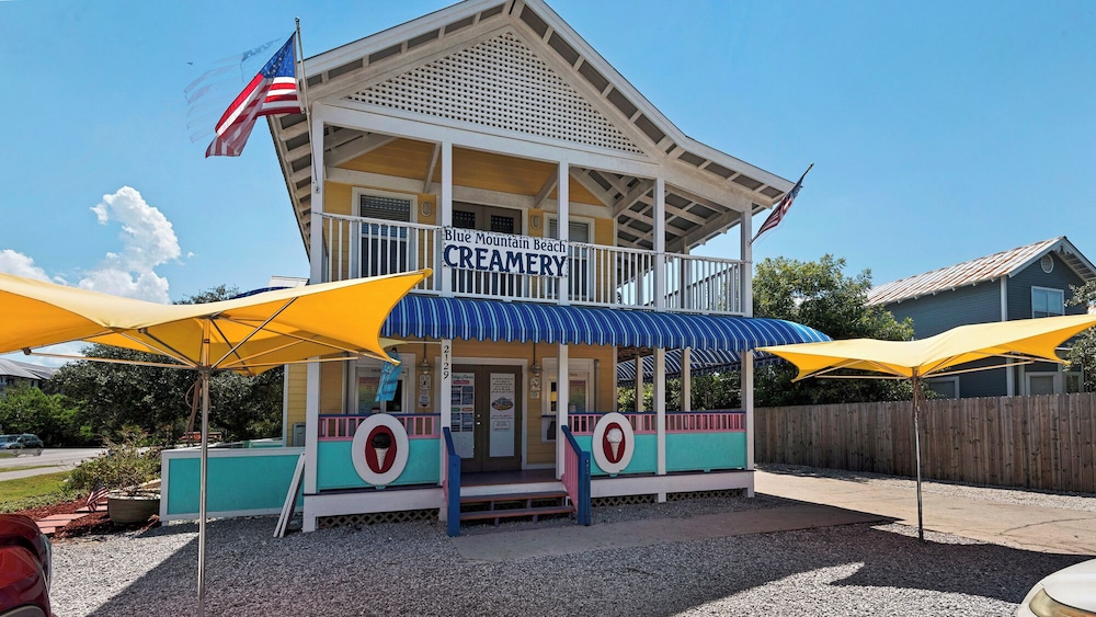 Coastal 3BR Condo With Pool & Shuttle : Snowbird Friendly!
