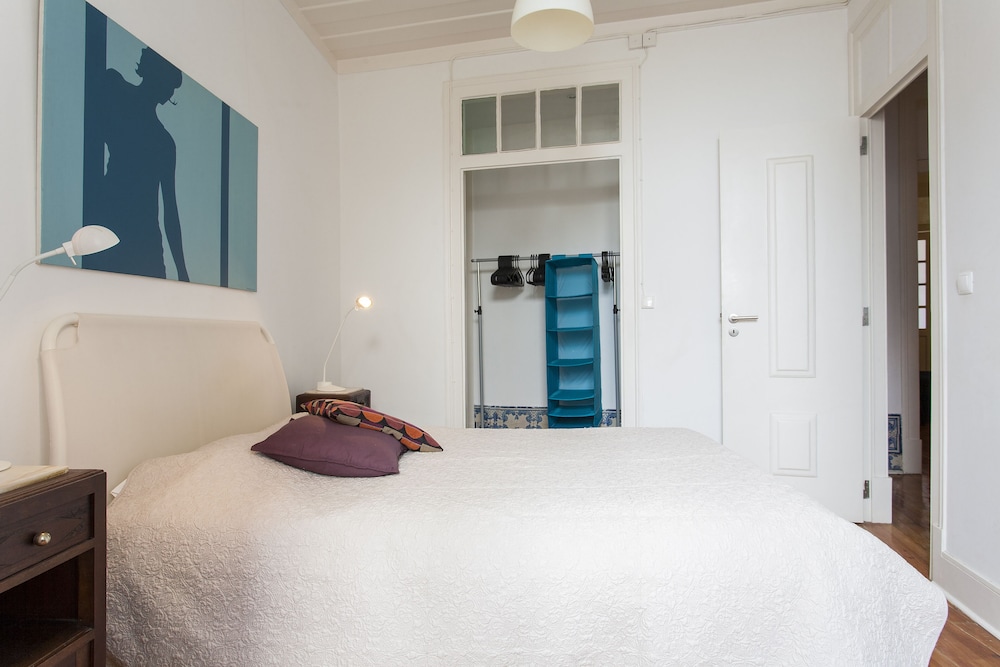 JOIVY Classic 3BR home w/workspace in Chiado, 2mins from Baixa-Chiado subway view 5