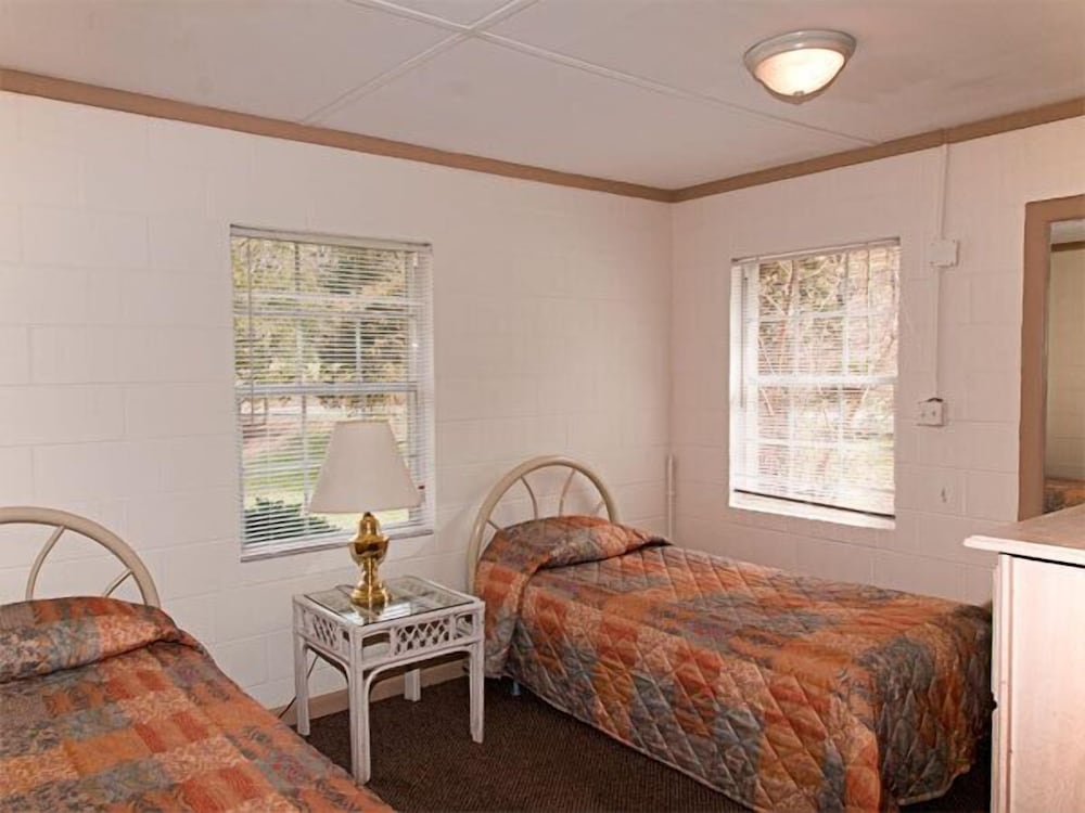 Cookeville Vacations - Lakeside Resort-Lakeside Cabins - Property Image 4