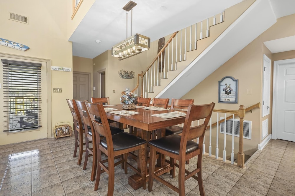 The Pelican 4 Bedroom Home by RedAwning