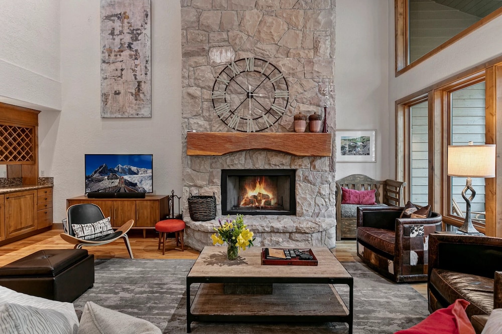Sterling Lodge at Deer Valley Resort - Three Bedroom Condo with Hot Tub #111 3 Condo